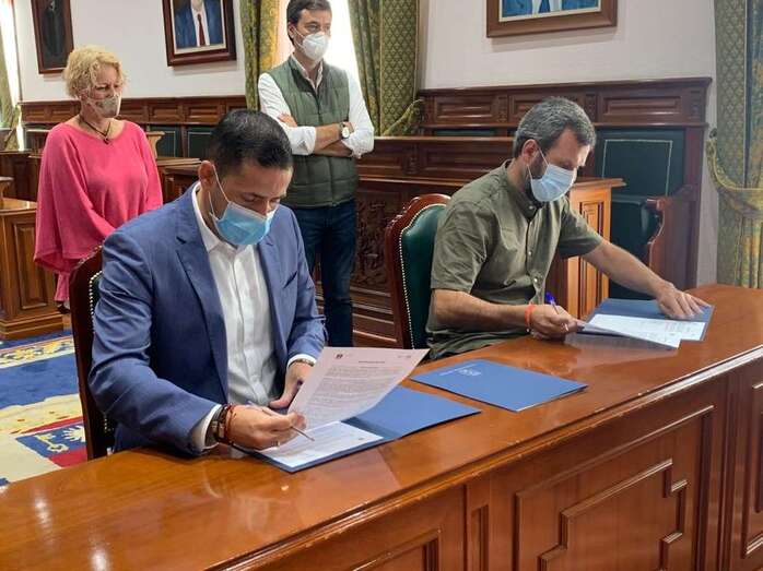Momento de la firma del convenio por parte del alcalde y del presidente del Colegio Oficial de Veterinarios/TA.
